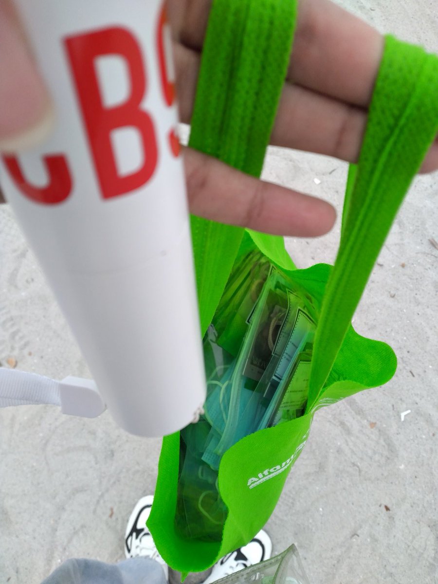 cheonribang's tweet photo. Guys, yg mau freebies aku ada di pantai nih #MANIACinJKT https://t.co/c1t4Y8mDPT