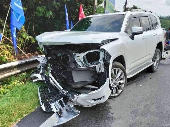 redzuanNewsMPB's tweet photo. Hasrat satu keluarga untuk sambut ulang tahun kelahiran Atok tidak kesampaian.

Ia selepas MPV dinaiki mereka terbabit dalam kemalangan dan menyebabkan 4 maut termasuk seorang kanak-kanak .

Kejadian berlaku di Simpang Machap Umboo, Bukit Bulat, Alor Gajah, Melaka. https://t.co/YvfOFV7DsM