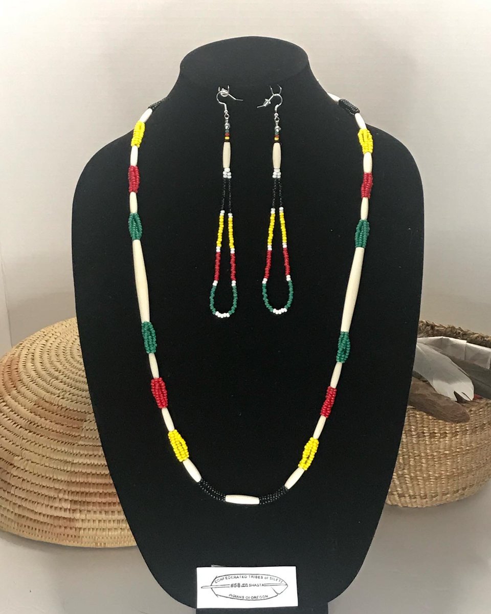 CFarlow58's tweet image. #InspiredNative #wearableart #INDIGENOUS