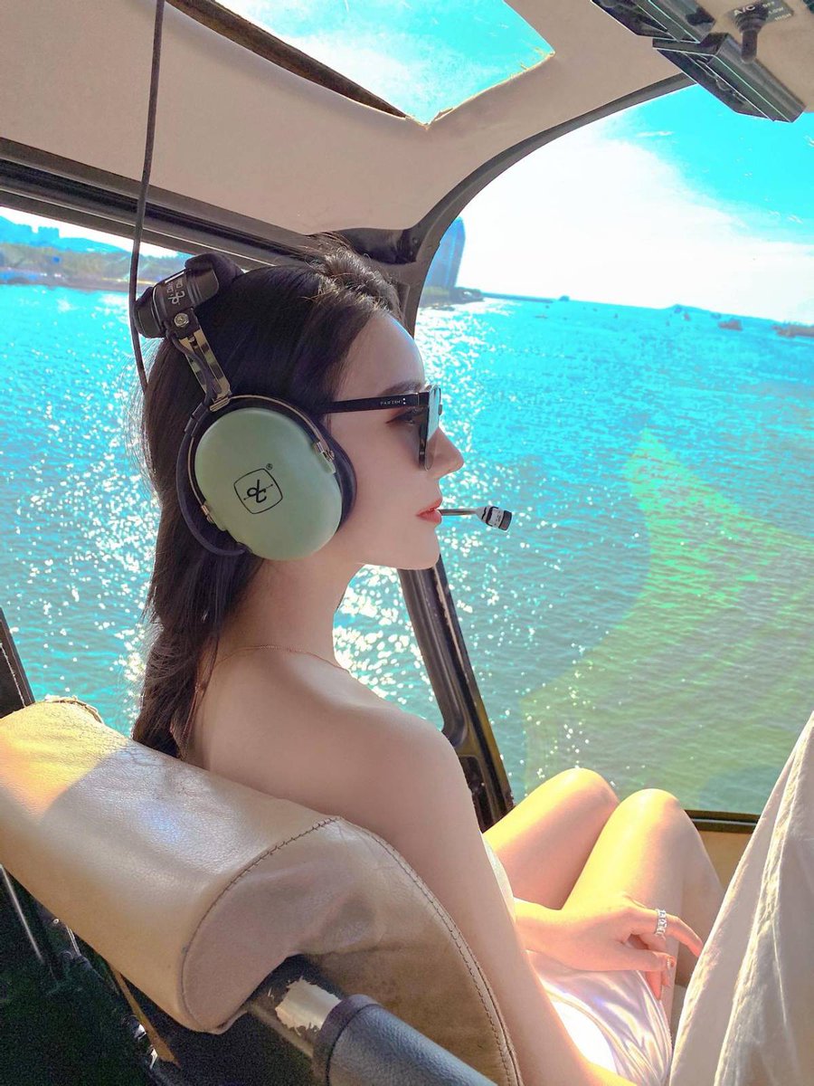 Monicfghj's tweet photo. At this time, I could only hear the plane rumbling forward, and it suddenly rose into the air. Looking through the window, the villages, mountains, and rivers on the ground became smaller and gradually blurred. #airbnbsuperhostplane #landscapepaintingscape #selfiea #air #beautifu https://t.co/CPkNbpPl4F