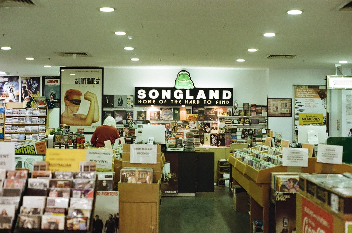 droxcp's tweet photo. Songland
📷: Canon AE-1 Program
🔭: FD 50mm f1.8
🎞️: Kodak Gold 200
#dailylife #Songland #classic #vintage #records #recordstore #streetphotography #filmcommunity #35mmphotography #35mmfilmphotography #35mm #35mmfilm #filmcamera #Canon #CanonAE1Program #Kodak #KodakGold200 https://t.co/aJ1EZXjxpS