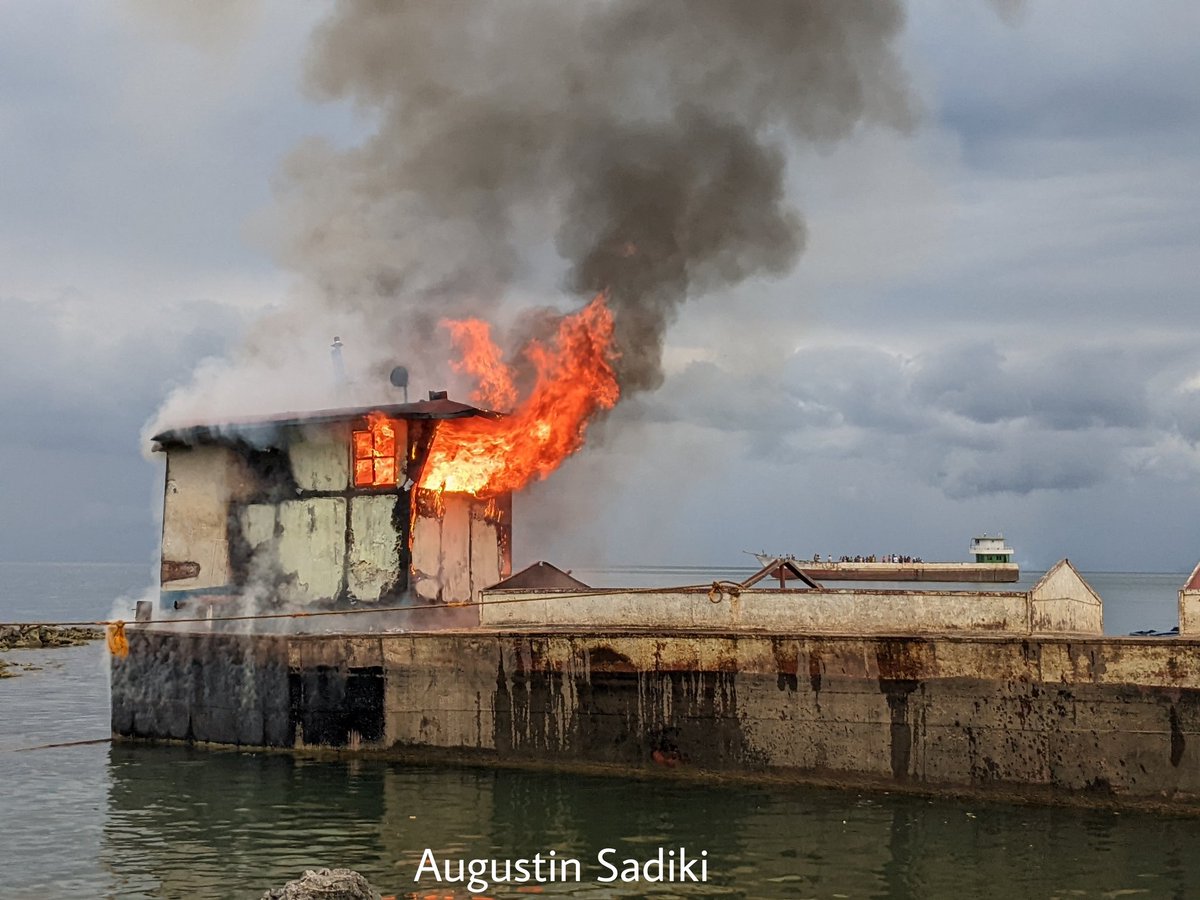 AugustinSadiki1's tweet photo. #Goma: Âgé de 48 ans, #Stephano capitaine du bateau #la_reponse a été calciné dans son bateau au port de sables à #kituku_kyeshero vers l'espace #Ngabo_chezVunabandi aux environs de 17h du samedi 12 novembre. Le moteur a explosé suite à une panne technique.
#lac_kivu https://t.co/dPcfzreEXs