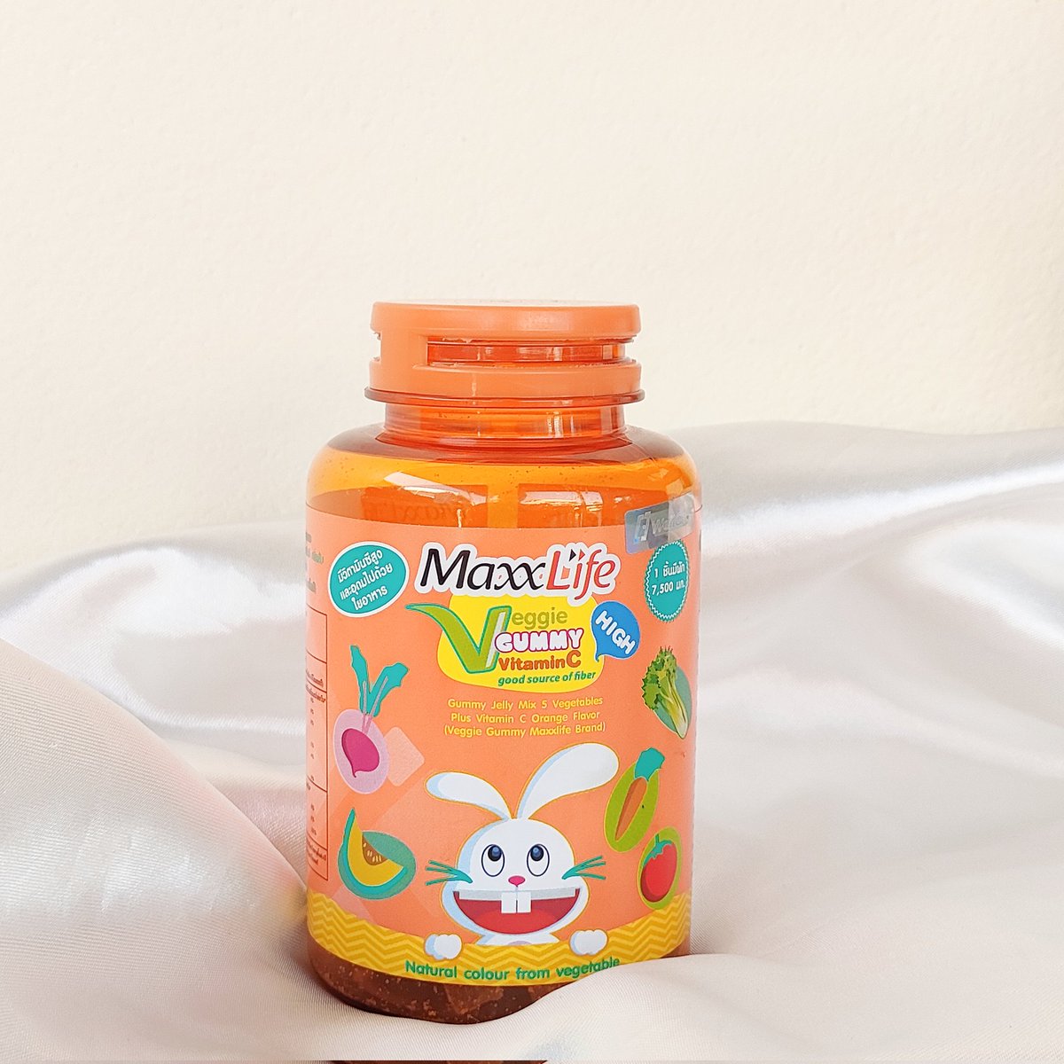 namsuu7's tweet photo. ชั้นชอบกัมมี่ตัวนี้มากกกก #Maxxlife Veggie Gummy Vitamin C กินเพลินเหมือนขนมเลย เป็นกัมมี่ผักรวม 5 ชนิด เหมาะสำหรับคนไม่ชอบทานผัก ตัวนี้มีฮาลาลด้วยนะ ประโยชน์เหมือนทานผักสดๆเลย อร่อยมาก หยิบกินวะนละ 3-4 ชิ้น แค่นี้ก็ได้วิตามินซีมาแบบจุกๆละ #MaxxlifeThailand #Maxxlifenadwellgate https://t.co/oZGRiaBg1B