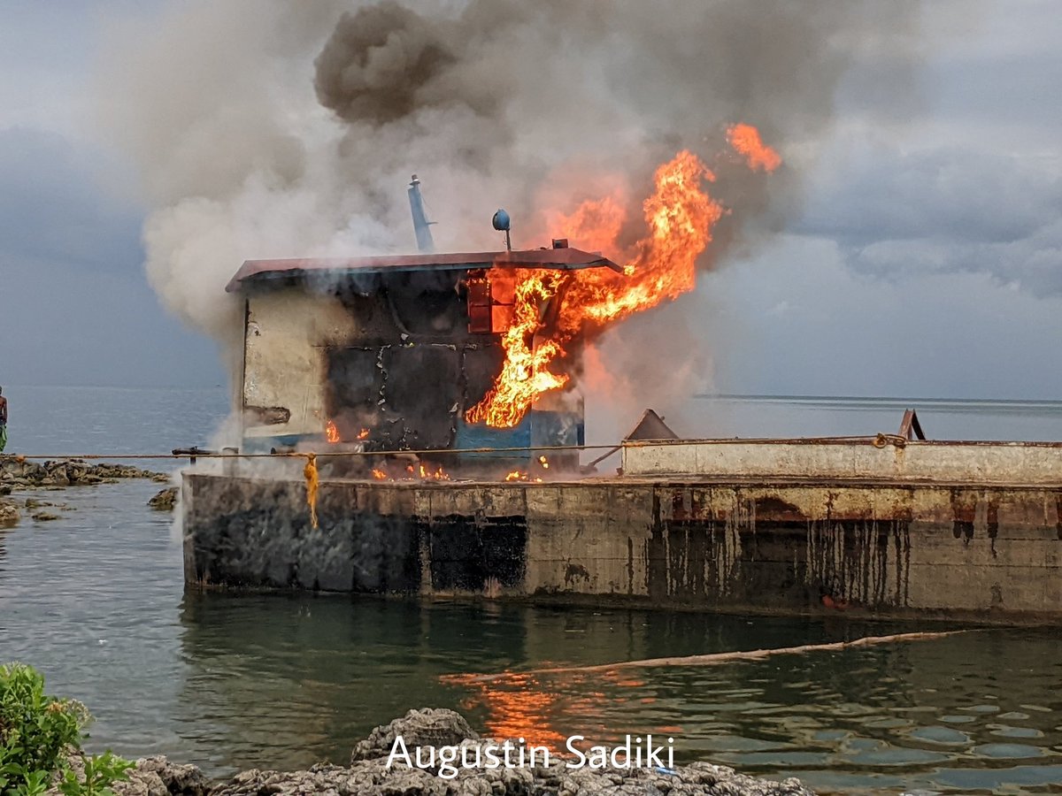 AugustinSadiki1's tweet photo. #Goma: Âgé de 48 ans, #Stephano capitaine du bateau #la_reponse a été calciné dans son bateau au port de sables à #kituku_kyeshero vers l'espace #Ngabo_chezVunabandi aux environs de 17h du samedi 12 novembre. Le moteur a explosé suite à une panne technique.
#lac_kivu https://t.co/dPcfzreEXs