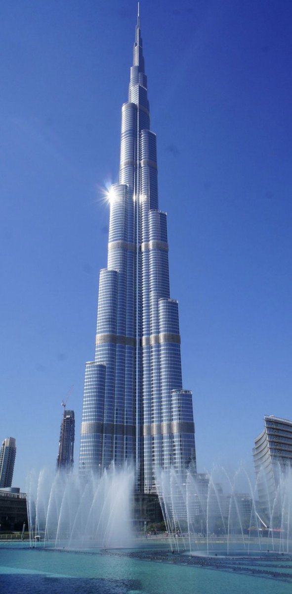 yoshiko_josho's tweet photo. 世界の珍しい建築物🇦🇪
ブルジュ・ハリファ ・ドバイの高さ300メートル。地上206階(160階以上は一般入場不可)、デザインは花びらが細長く伸びる砂漠に咲く花ヒメノカリスをイメージしたそうです。
天空の空にそびえたつ世界1位建築物を最後に、、
#OnlineApCAcademy
#コピーライター
#ReefA https://t.co/L9kfvY13FO