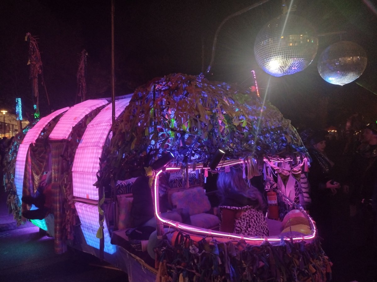 mappyman's tweet photo. #Seacompression the Seattle burn event at the Space Needle. So cool! https://t.co/tRzEKigKAL