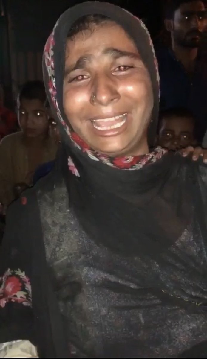 RiazSangi's tweet photo. کراچی میں عدم برداشت کا ایک اور واقعہ ، سیکیورٹی گارڈ نے مبینہ طور پر کلفٹن میں کھلونے بیچنے والے سات سالہ بچے کو گولی مارکر ہلاک کردیا ، ماں کئی گھنٹے لاش کے لیے منتیں کرتی رہے ، گارڈ نے لاش جھاڑیوں میں پہنکی فرار ہوگیا ، متاثرہ خاندان کا تعلق سکھر سے ہے @MuradAliShahPPP https://t.co/QdxCjpDIC4
