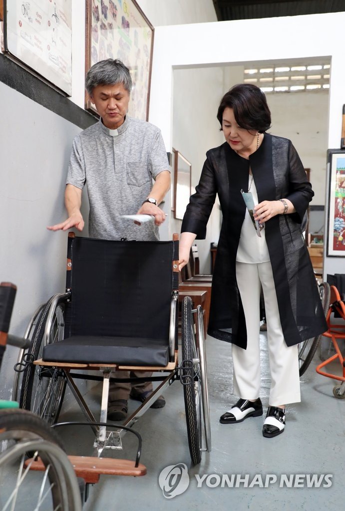 김정숙 여사가 캄보디아와 싱가폴의 장애인 센터를 방문한 사진이다.

다 '고난' 자체가 아닌 각 나라의 '극복' 방법에 초점이 맞추어져있다. 그러므로 이 장면은 각 나라에게 있어서 보여주고 싶은 자신들의 '노력'의 결정이 되는 거다.

김건희 여사 사진과의 차이가 뭔지 알았으면 좋겠다.