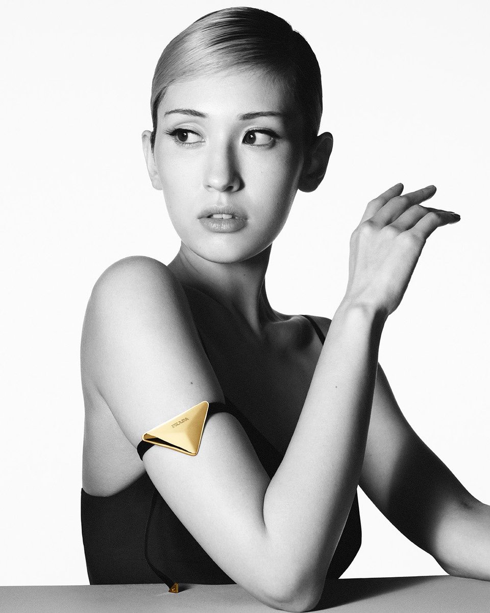 Prada's tweet photo. Prada Eternal Gold takes fine jewelry into the 21st century using new technology and 100% certified recycled gold.
Discover the campaign, featuring Jeon Somi photographed by David Sims with creative direction by Ferdinando Verderi, via link in bio.
#PradaFineJewelry #Prada https://t.co/9dtQEZYnDk