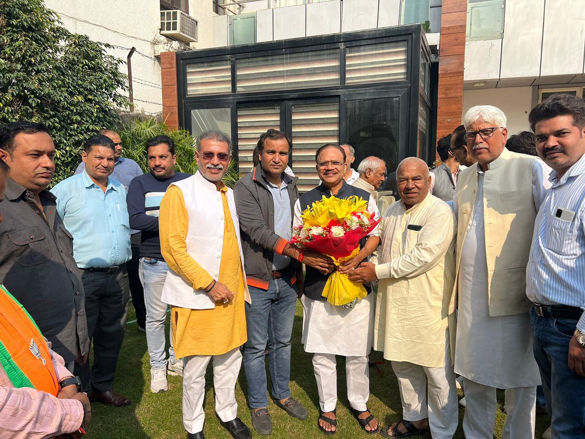 AzadSinghBjp's tweet photo. भारतीय जनता पार्टी द्वारा दक्षिणी दिल्ली लोकसभा में नगर निगम चुनाव हेतु घोषित उम्मीदवारों सहित हमारे मार्गदर्शक, राज्यसभा सांसद आदरणीय श्री @aniljaindr जी के भेंट की और आशीर्वाद लिया |
#BJPMCD https://t.co/MEOLiUUZ7D