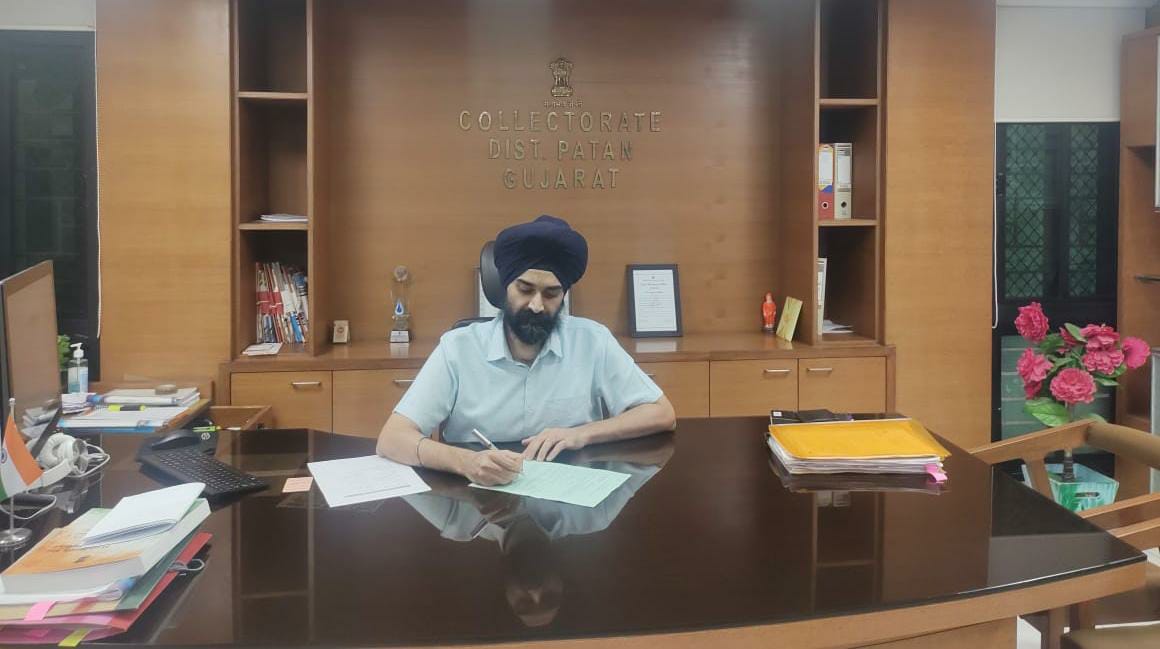 મતપત્ર થી મતદાન કરવા માટે જીલ્લા ચૂંટણી અધિકારીશ્રી સુપ્રીત સિંઘ ગુલાટી દ્વારા ફોર્મ 12(D) ભર્યું. મત આપી લોકશાહીને મજબૂત કરવી આપણી નૈતિક ફરજ છે. ચૂંટણીના આ "અવસર" મત આપવાનું ભૂલતા નહીં...

<a href="/CEOGujarat/">Chief Electoral Officer, Gujarat</a> <a href="/ECISVEEP/">Election Commission of India</a> 

#GujaratElections2022 #Gujarat #AVSAR #GoVote #Democracy