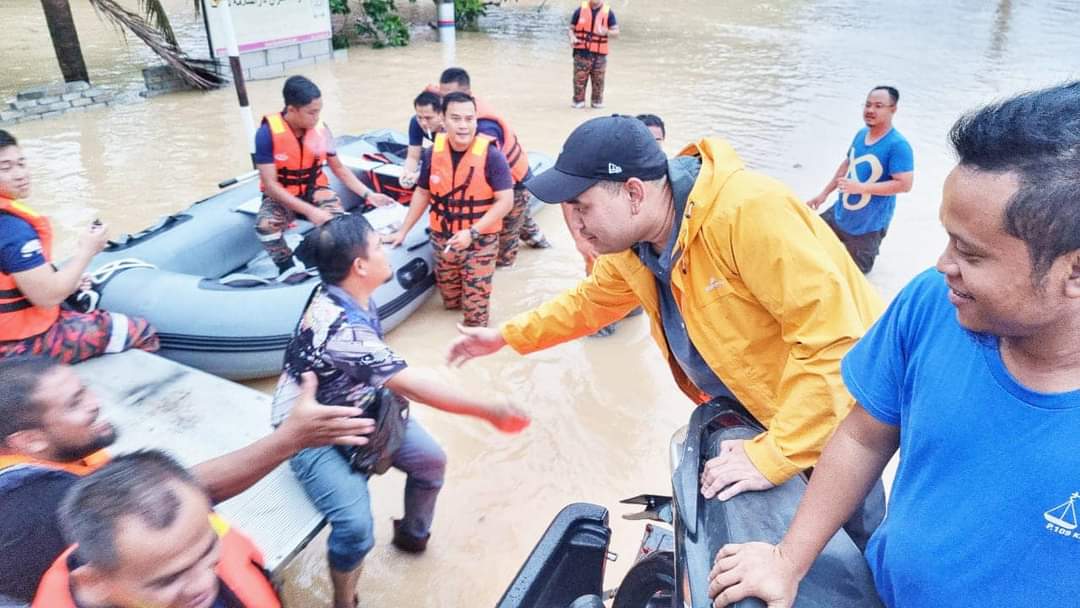 GerakanTimur's tweet photo. Ketika kempen mulai rancak, segala program politik yang sudah dirancang dihentikan serta merta bagi memberi keutamaan kepada kawasan terjejas banjir. 

Mengutamakan rakyat, berbanding politik. Steady Muhammad Bin Noor Azman, calon BN termuda di Selangor https://t.co/msiZXsDbhd