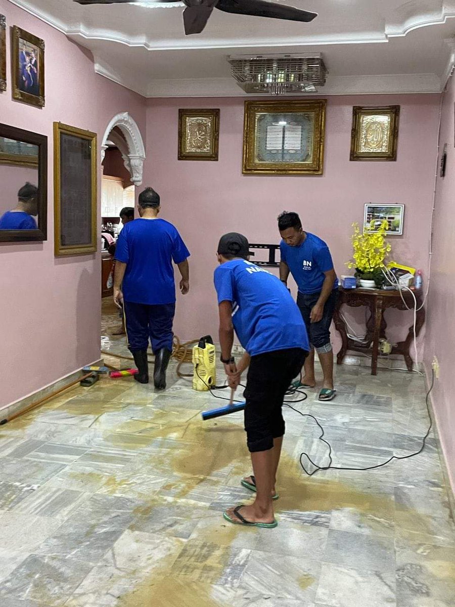 GerakanTimur's tweet photo. Ketika kempen mulai rancak, segala program politik yang sudah dirancang dihentikan serta merta bagi memberi keutamaan kepada kawasan terjejas banjir. 

Mengutamakan rakyat, berbanding politik. Steady Muhammad Bin Noor Azman, calon BN termuda di Selangor https://t.co/msiZXsDbhd
