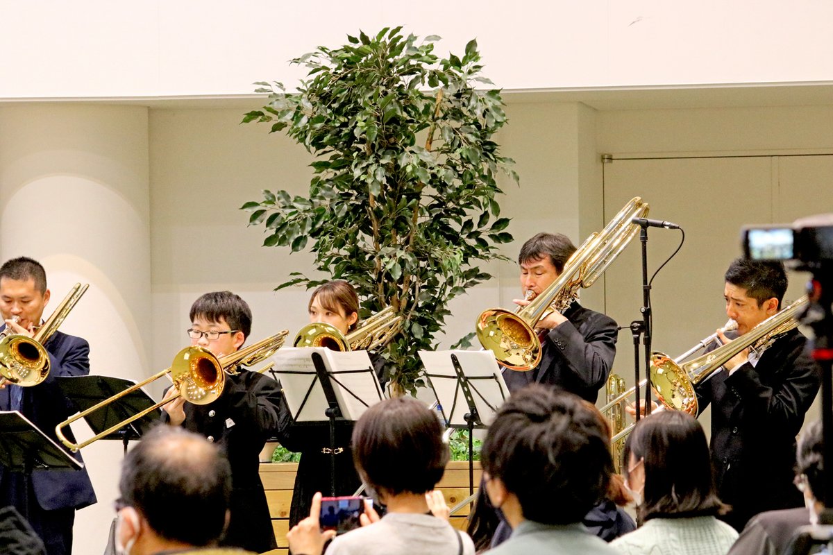 furanomarche's tweet photo. 『トロンボーンアンサンブル百花繚乱』の演奏が
終了しました🎶
お足元の悪い中、足を運んでくださった皆様
ありがとうございました❗

そして素敵な演奏をマルシェ２に響かせてくださった
富良野地域の中高生たち、トロンボーンアンサンブル百花繚乱の皆様お疲れ様でした😊 https://t.co/lvlfiR7Acb