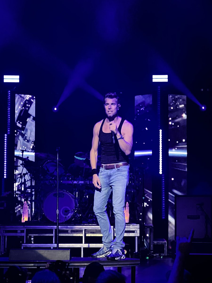 salsa_81's tweet photo. Just a few highlights from one of the best @311 shows everrrr! ✨

@NickHexum looking amazing🎙 https://t.co/x338W6nDbq