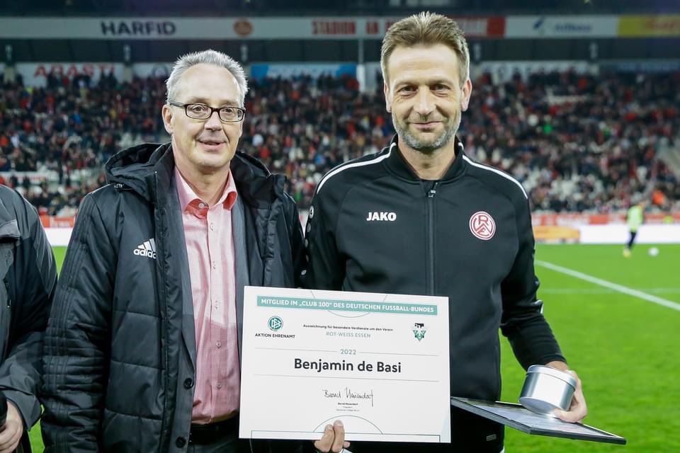 EssenerChancen's tweet photo. 👏 Glückwunsch, Benni de Biasi! Nach seiner Aufnahme in den DFB-"Club 100", wurde der #TeamIII-Coach und -Projektleiter zum @rot_weiss_essen-Heimspiel gegen den @svmeppen1912 vor mehr als 16.400 Zuschauern für seinen Einsatz geehrt. 🙌
👉 https://t.co/olUV98PDJk
#FürEssen https://t.co/Bk5UyPeeot
