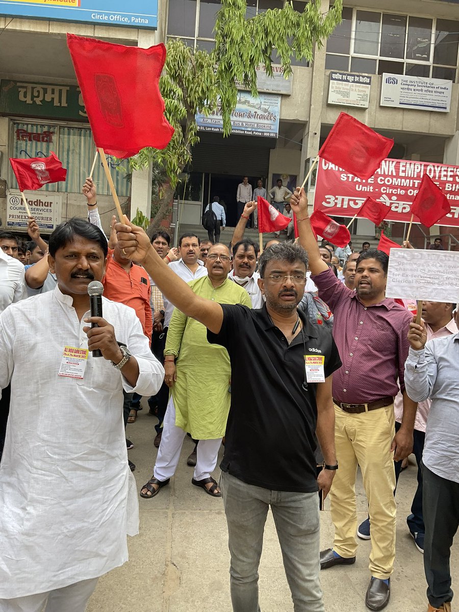 sudhir_kr633's tweet photo. अंगारों की भट्टी में तुम 
   जब जब मुझको फेकोंगे,
      तब तब सोना बनूंगा मैं 
         तुम मुझ को कब तक रोकोगे।
           🚩🚩🚩🚩💪💪
#BankStike https://t.co/BvtUY4c4dO