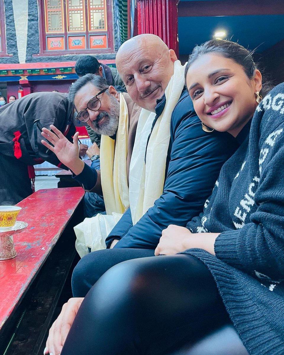 ParineetiChopra's tweet photo. The moments that made Uunchai .. 
This shoot was a once-in-a-lifetime BLESSING. ✨ 

@SrBachchan @AnupamPKher @bomanirani #SoorajBarjatya #Sarika

#Memories #Nepal #Uunchai https://t.co/sImm3bGqNj