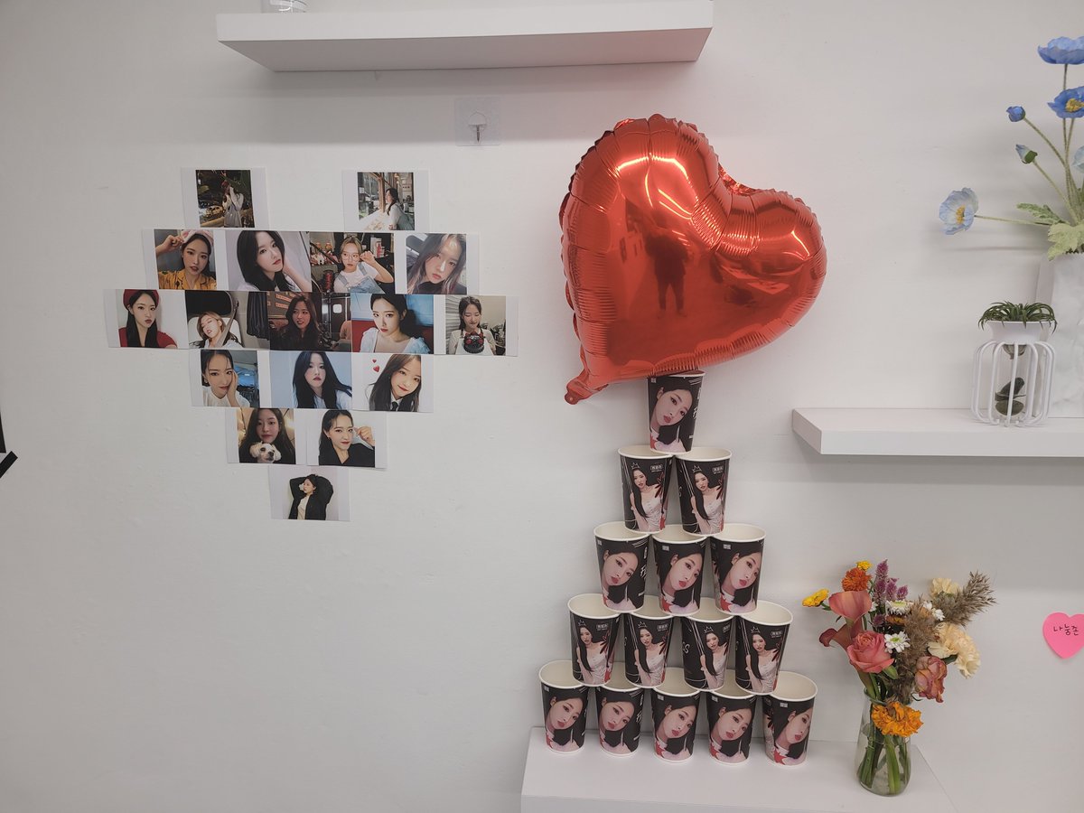 #혜주와_구름위로_둥둥 
카페 홀리데이

선착 리유저블컵이 남아서 받아왔어요!
럭드는 3등까지 뽑아봤네용ㅎ
카페가 화이트톤으로 깔끔해서 잘 쉬다갑니다
혜주야 생일축하해~!

#Happy_OliviaHye_Day