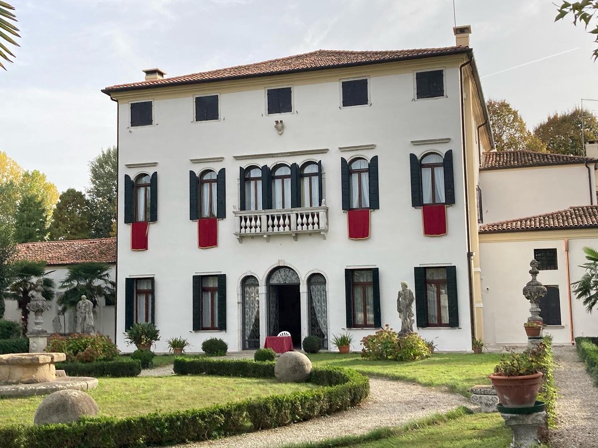 GrandTouristUK's tweet photo. A journey thro’time meandering along Naviglio di Brenta to admire #Palladian style villas of 16th Century architect Andrea Palladio #Stra #Dolo #Malcontenta #Fusina heading towards Venetian Lagoon history revealed #grandtourist #VillaPisani #Badoer #Venice https://t.co/SlsDkSHPyr https://t.co/ppiSh1qSpL
