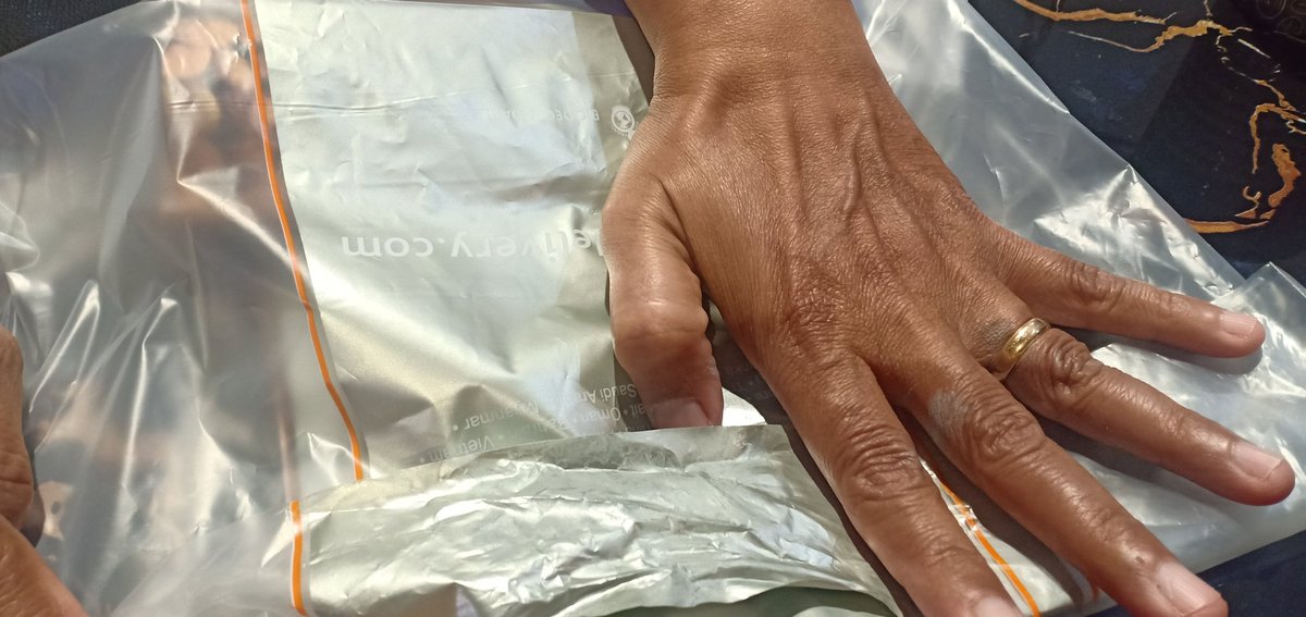 Cat abu2 pada plastik kemasan breadtalk luntur di tangan. Dan tidak bisa dihilangkan dengan dicuci pakai air. Mohon diperhatikan <a href="/BreadtalkIndo/">BreadTalk Indonesia</a>