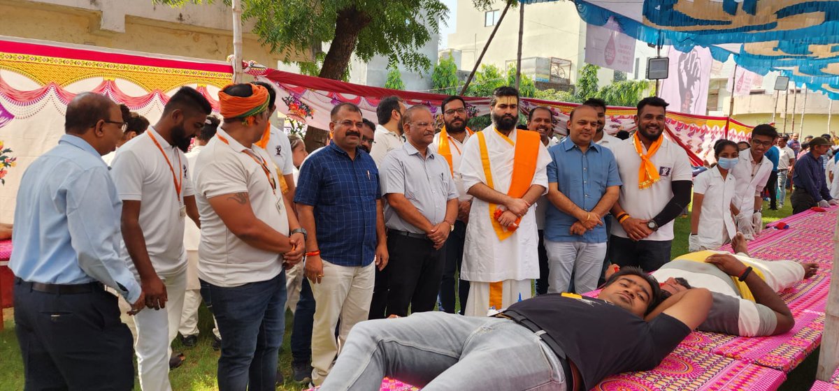 Vrajrajkumarji1's tweet photo. Blessed Freedom Group Mega Blood Donation Camp in Manjalpur.
Mayor Keyurbhai Rokadia,
BJP Vadodara Pramukh Dr Vijaybhai Shah, Alpeshbhai Limbachiya and Dr Hemangbhai Joshi were present.
#freedomgroup #vrajrajkumarji #vyo #manjalpur #BloodDonation https://t.co/2S2pVUYgW3