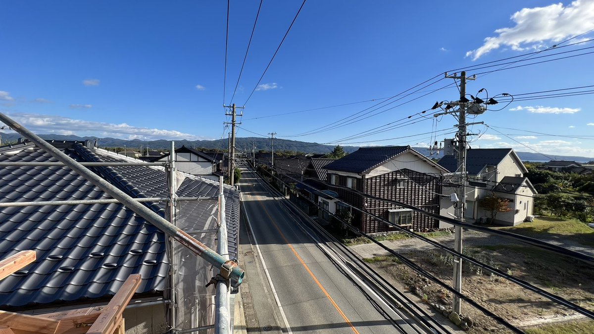 6_js6's tweet photo. 今日は建て方で雨を伴う時もありましたが無事に棟まで上がることができました☺️今後冬場になってきて現場は危険な環境になってきます。職人さんの皆さんはどうかお気をつけて作業されて下さい🤲 https://t.co/7vZ8H8uhrO