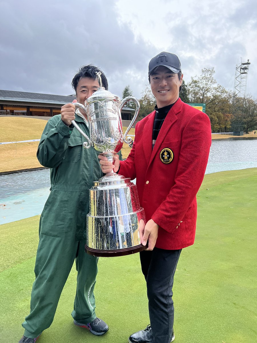 msvtmasters_jp's tweet photo. 冷たい雨が降り続く中、50回目の『三井住友VISA太平洋マスターズ』優勝したのは、今大会3回目の制覇となった石川遼選手❗️

本当におめでとうございます🎊

たくさん素材を撮っていますので、これから随時アップしていきますね🙌
お楽しみに🌈

#石川遼
#三井住友VISA太平洋マスターズ https://t.co/R3lBtehWxJ