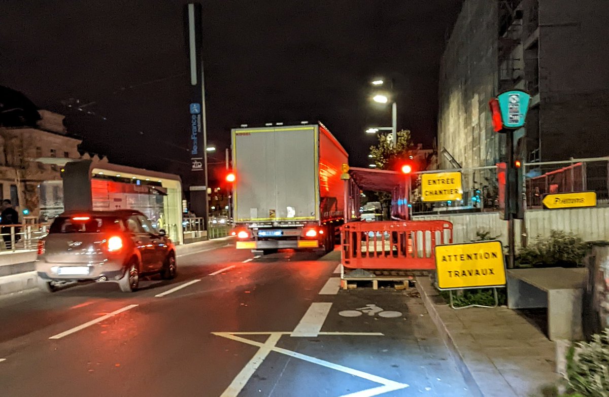Le message envoyé est passé de "cycliste, tu es le dernier de mes soucis" (quand on a conçu une bande cyclable à cet endroit) à "#cycliste, tu n'existes pas" (maintenant que la bande en question est mise à l'épreuve des usages du quotidien).