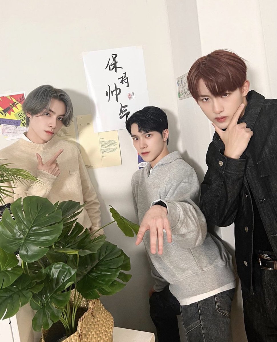 WayVLand_TH's tweet photo. [INFO] wayvofficial IG Update 20221113

😎หล่อแล้วไปกันต่อ💚

like ♡ comment ♡ share 

📍 https://t.co/17d5OUmeAo

#WayV #WeiShenV #威神V #威神大学 #WayVCollege #WayVDorm #LoveChoices #威神宿舍的故事 #恋爱的选择 ꕥ https://t.co/AgV9kGVL6l