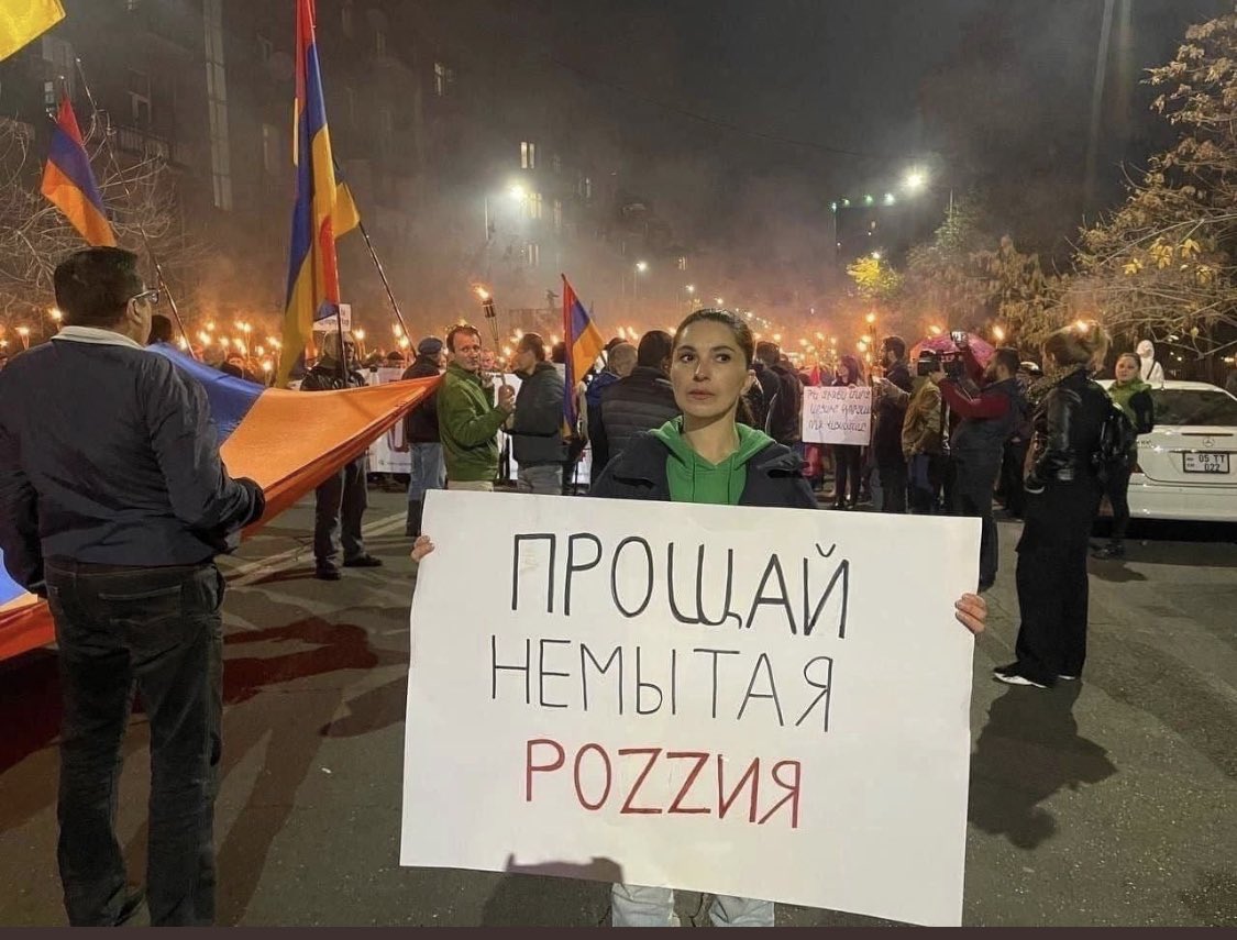 Petrovich_Mos's tweet image. Армяне приехали в Ереван попрощаться с Россией, а после выходных обратно домой - в Сочи, Москву и Армавир