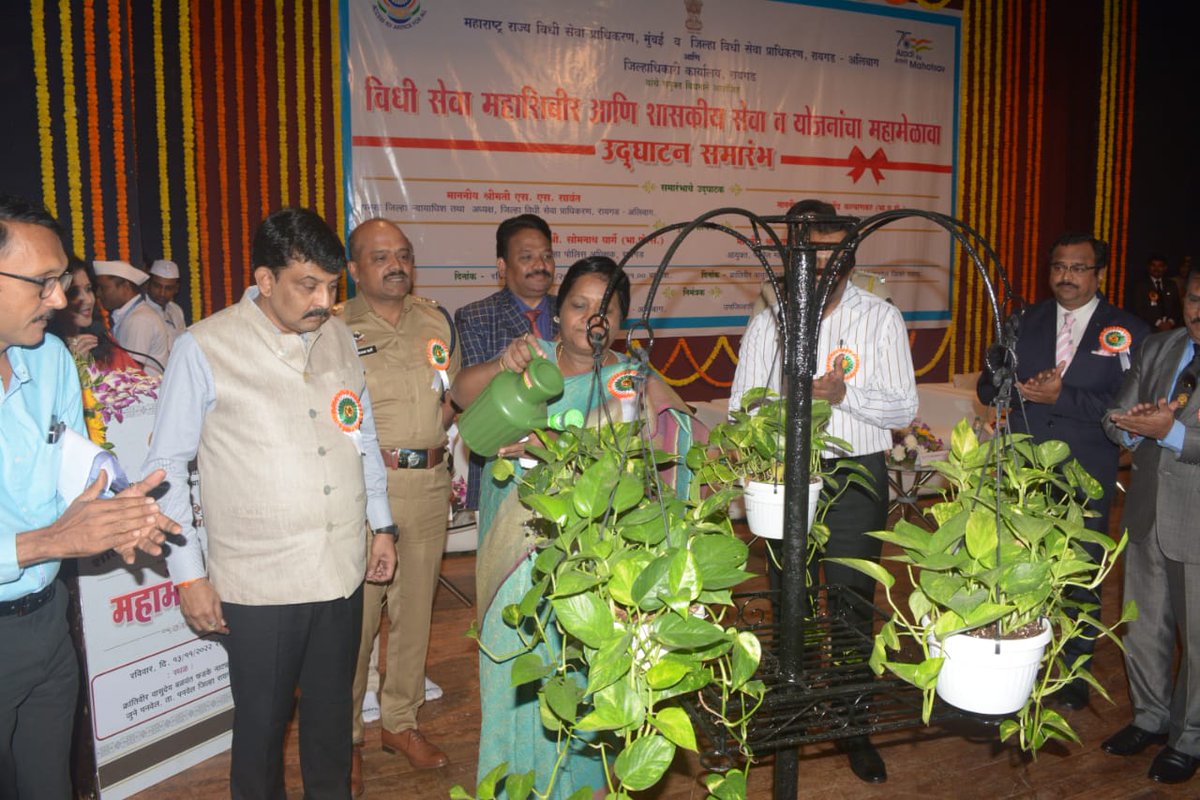 CollectorRaigad's tweet photo. विधी सेवा महाशिबिर आणि शासकीय सेवा व योजनांच्या महामेळाव्याचे उद्घाटन आज पनवेल येथे प्रमुख जिल्हा न्यायाधीश तथा अध्यक्ष, जिल्हा विधी सेवा प्राधिकरण श्रीमती एस.एस.सावंत यांच्या अध्यक्षतेखाली व जिल्हाधिकारी डॉ.महेंद्र कल्याणकर यांच्या हस्ते संपन्न झाले. (1/3)
#RaigadUpdate https://t.co/L1uCnXqsV5