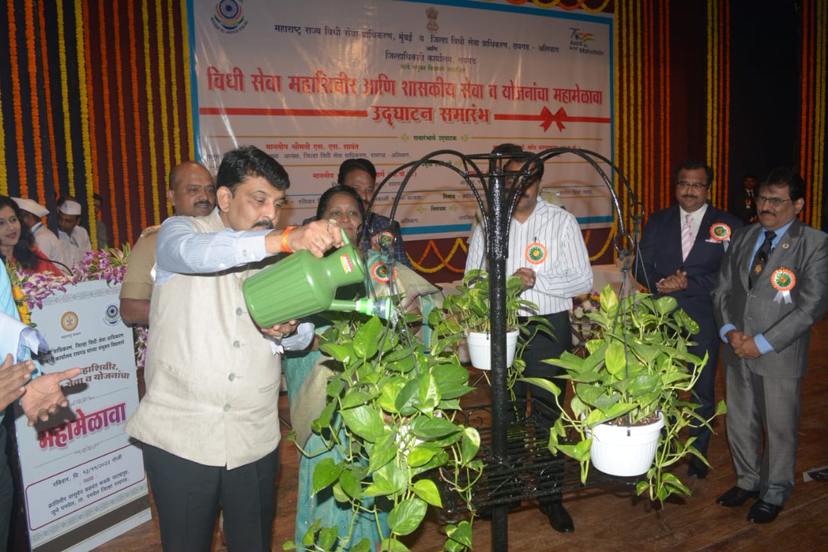 CollectorRaigad's tweet photo. विधी सेवा महाशिबिर आणि शासकीय सेवा व योजनांच्या महामेळाव्याचे उद्घाटन आज पनवेल येथे प्रमुख जिल्हा न्यायाधीश तथा अध्यक्ष, जिल्हा विधी सेवा प्राधिकरण श्रीमती एस.एस.सावंत यांच्या अध्यक्षतेखाली व जिल्हाधिकारी डॉ.महेंद्र कल्याणकर यांच्या हस्ते संपन्न झाले. (1/3)
#RaigadUpdate https://t.co/L1uCnXqsV5