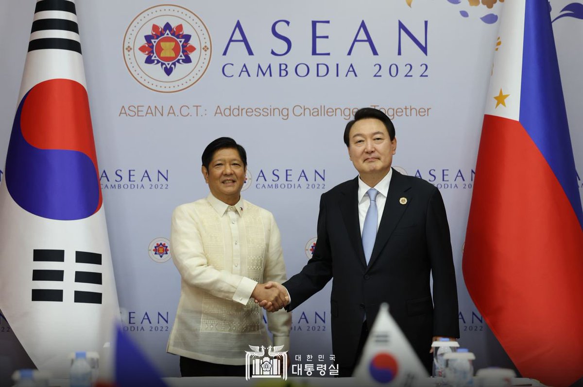 윤석열 Yoon Suk Yeol (@president_kr) on Twitter photo Had a productive discussion with 🇵🇭 President Ferdinand R. Marcos Jr. on various areas of cooperation, including nuclear energy, infrastructure, and defense industries. Looking forward to working closely with <a href="/bongbongmarcos/">Bongbong Marcos</a> to bring 🇰🇷🇵🇭 relations to a new level! Had a productive discussion with 🇵🇭 President Ferdinand R. Marcos Jr. on various areas of cooperation, including nuclear energy, infrastructure, and defense industries. Looking forward to working closely with <a href="/bongbongmarcos/">Bongbong Marcos</a> to bring 🇰🇷🇵🇭 relations to a new level!
