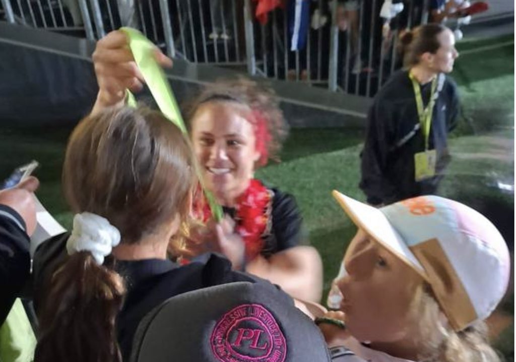 stellamills__'s tweet photo. It wasn’t picked up on TV, but @rubytui gave away her winning Rugby World Cup medal to a young girl named Lucia 🥇 

Weeks ago, she told Ruby her dream was to become a Black Fern, just after her dad let Ruby know she had recently recovered from Leukemia🥹

📸: Peter Reynolds

P1/ https://t.co/3eWrhnGqFp