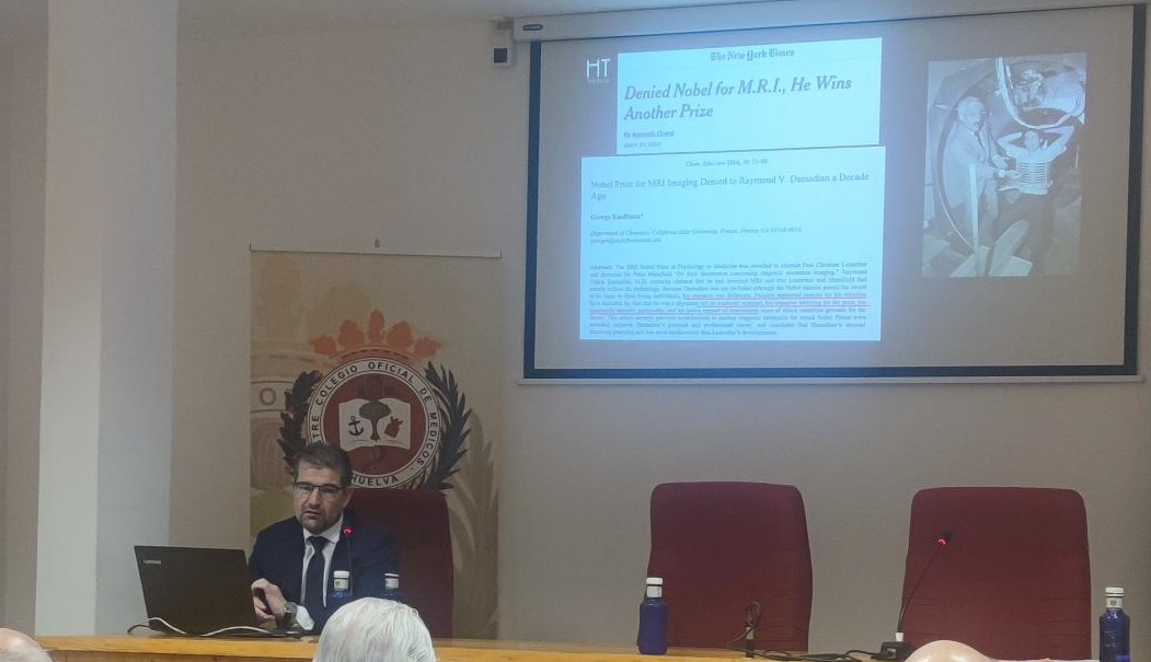 HTmedica's tweet photo. 👨‍🎓Nuestro director médico el Dr. @Alunaalcala durante una sesión especial de @ramsesevilla en el Colegio de Médicos de Huelva, nos habló del "Presente y futuro de la Resonancia Magnética" #RM 
💙Gracias al Dr. Antonio López de @HTmedica por la organización. https://t.co/S8E6SALfYQ