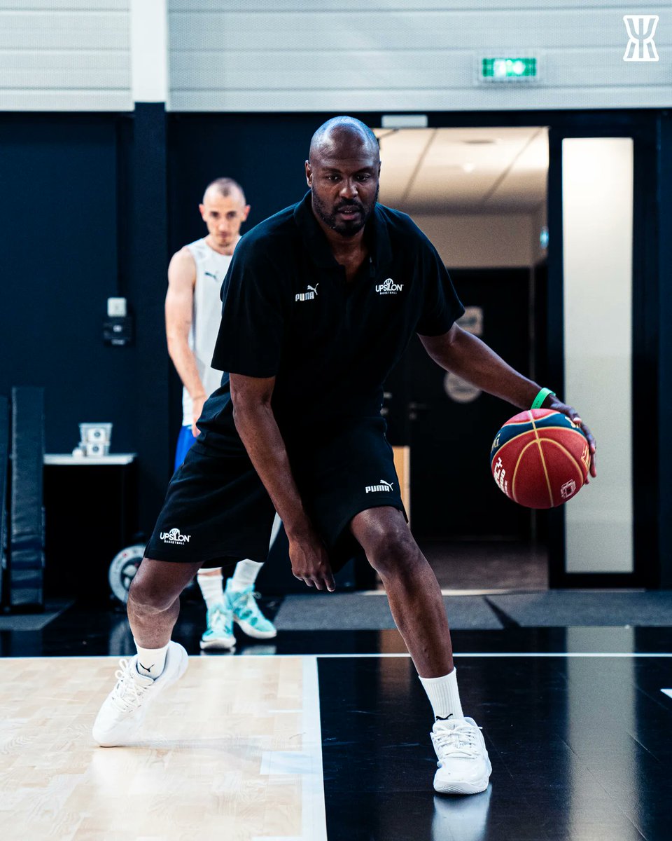 UpsilonBasket's tweet photo. L'ensemble de la #TeamUpsilon souhaite un joyeux anniversaire à Alain ! 💙 https://t.co/y0sDWeQ1yI