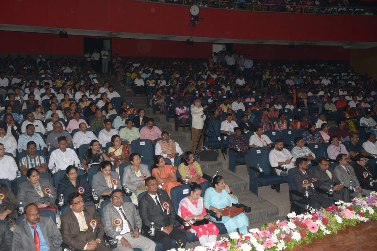 CollectorRaigad's tweet photo. या निमित्ताने विविध शासकीय विभागांच्या योजनांविषयी माहिती देणाऱ्या स्टॉल्सचे उद्घाटनही उपस्थित मान्यवरांच्या हस्ते करण्यात आले. तसेच आरोग्य शिबिराचेही आयोजन करण्यात आले होते. यावेळी नागरिकांनी या आरोग्य शिबिराचा लाभ घेतला. (2/3)
#RaigadUpdate https://t.co/ix8dqge4zK