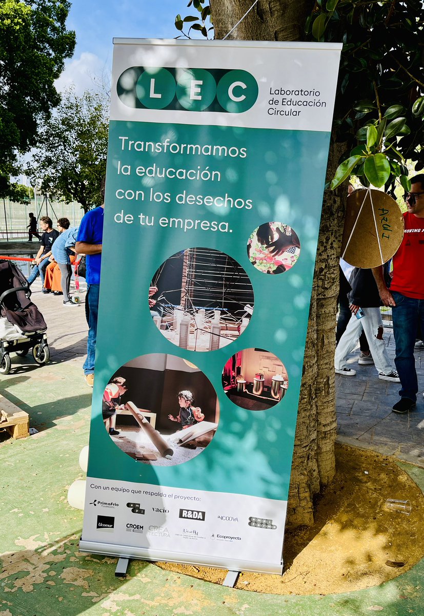 EeiHazim's tweet photo. Recogiendo novedades para nuestros Programas de Innovación en El Jardín Secreto Festival: Familias, arte, educación y sostenibilidad en una simbiosis. Gracias a @AytoMurcia por este eventazo y a @EMPI_Infantil  por enseñarnos LEC, esta maravillosa iniciativa a la que sumarnos. https://t.co/jlUxYpI7cd