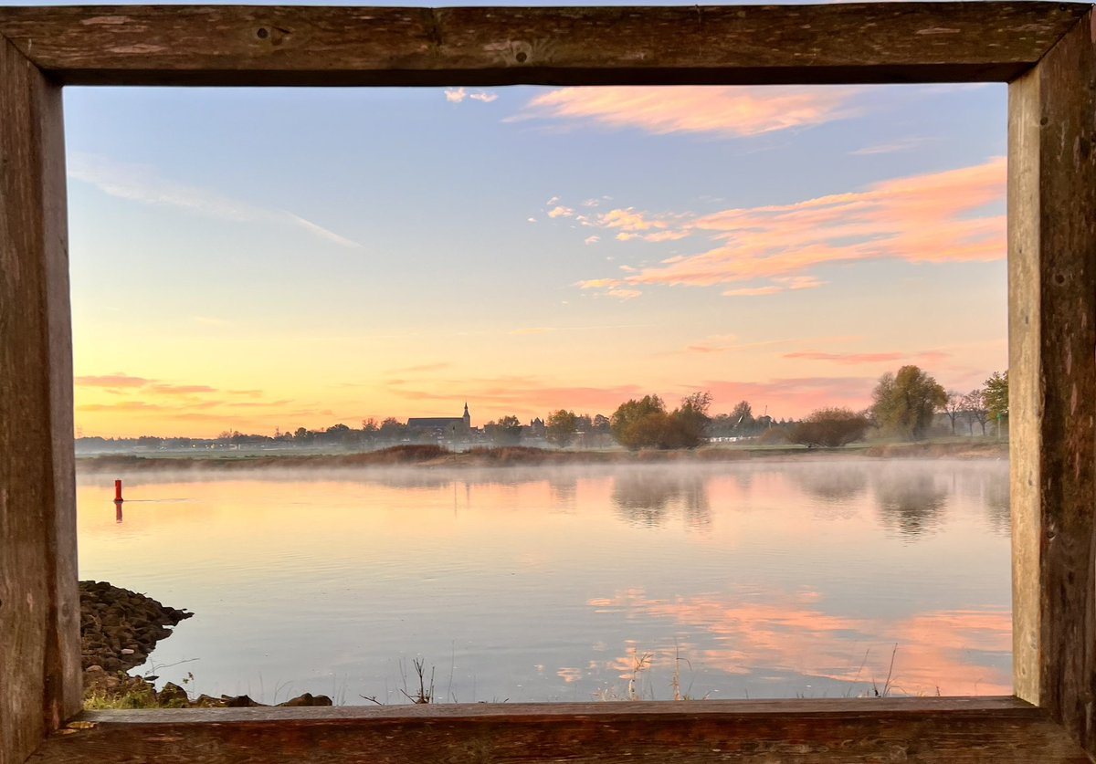 amenev's tweet photo. Voermanpad vanmorgen bij zonsopkomst. Minder nevel dan gehoopt maar toch prachtig. https://t.co/XCxyWxbno9