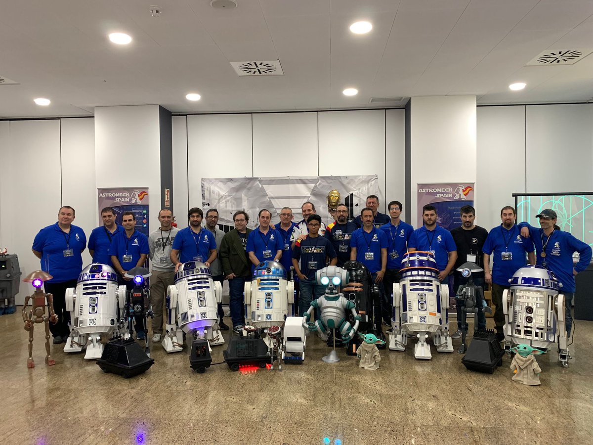 astromechspain's tweet photo. Hoy en #domingodedroides y todavía con la resaca de la #astromechcon22 os presentamos a parte de la familia #astromechspain, que cada vez va creciendo más!
#astromechspain #behappyandbuilddroids #starwars #droids #astromech #r2buildersclub #astromechcon22 https://t.co/szw1bv1Q2o