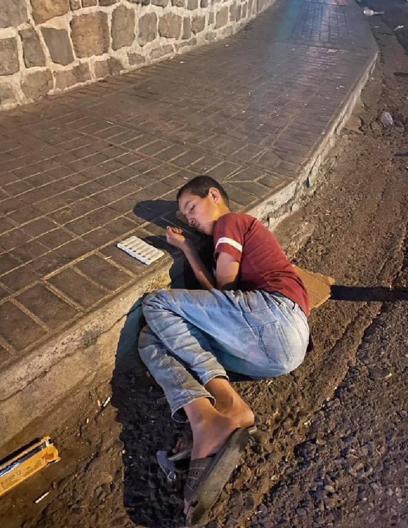 ناتوانیت قەناعەت بە نەوەی نوێ بهێنیت ، 
کەخوێندن ، 
کلیلی سەرکەوتنە ،
لەکاتێکا چوار دەورمان پڕییەتی لەدەرچوانی هەژارو ،
دزی دەوڵەمەند .