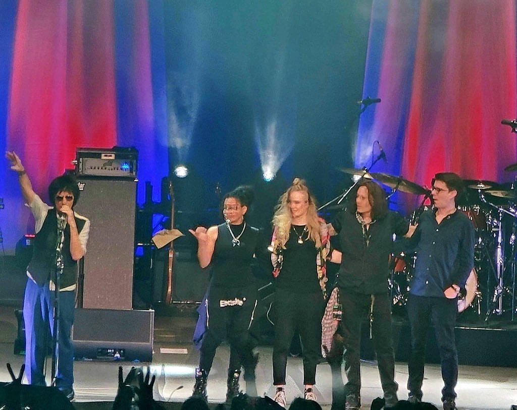jdepps_crew's tweet photo. Da por finalizada la gira de Jeff Beck con Johnny Depp. Esperemos que pronto se embarquen en una nueva aventura juntos!
โข
Ends Jeff Beck's tour with Johnny Depp. Let's hope they embark on a new adventure together soon!
โข
๐ธ Leslie Martin
โข
#JeffBeck #JohnnyDepp #18Album #Tour https://t.co/oGqdZBJ9iQ