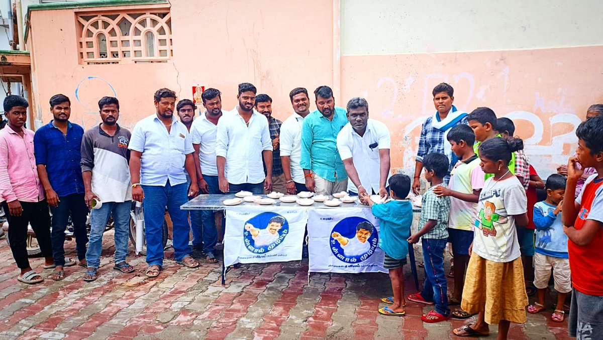 TItiruppur's tweet photo. @actorvijay அவர்களின் உத்தரவின்படி, 
• தி��ுப்பூர் மத்திய மாவட்ட தலைமை தொண்டரணி தளபதி விஜய் மக்கள் இயக்கம் சார்பாக,
•தொழிலாளர் அணி கிளை 10 இடங்கள் மற்றும் ஊத்துக்குளி தொண்டரணி ஆகியஇடங்களில்,
விலையில்லா #ரொட்டி_பால்_முட்டை வழங்கும் திட்டத்தின் மூலம் குழந்தைகளுக்கு வழங்கப்பட்டது.! https://t.co/Z2qSRQgGNQ