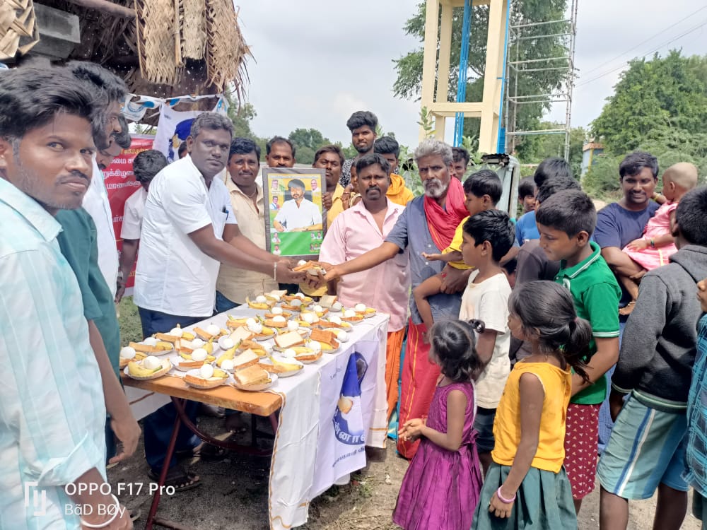 TItiruppur's tweet photo. @actorvijay அவர்களின் உத்தரவின்படி, 
• தி��ுப்பூர் மத்திய மாவட்ட தலைமை தொண்டரணி தளபதி விஜய் மக்கள் இயக்கம் சார்பாக,
•தொழிலாளர் அணி கிளை 10 இடங்கள் மற்றும் ஊத்துக்குளி தொண்டரணி ஆகியஇடங்களில்,
விலையில்லா #ரொட்டி_பால்_முட்டை வழங்கும் திட்டத்தின் மூலம் குழந்தைகளுக்கு வழங்கப்பட்டது.! https://t.co/Z2qSRQgGNQ