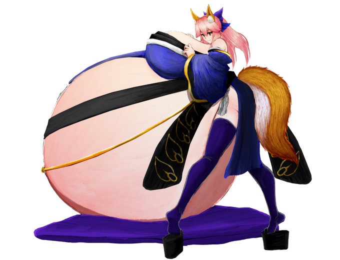 衣装を着せる上で高下駄により、体勢的に無理がありそうな部分を座布団を差し込んで補ってしております。
I inserted a cushion to compensate for the positional impossibility of the high clogs in putting the costume on her. 