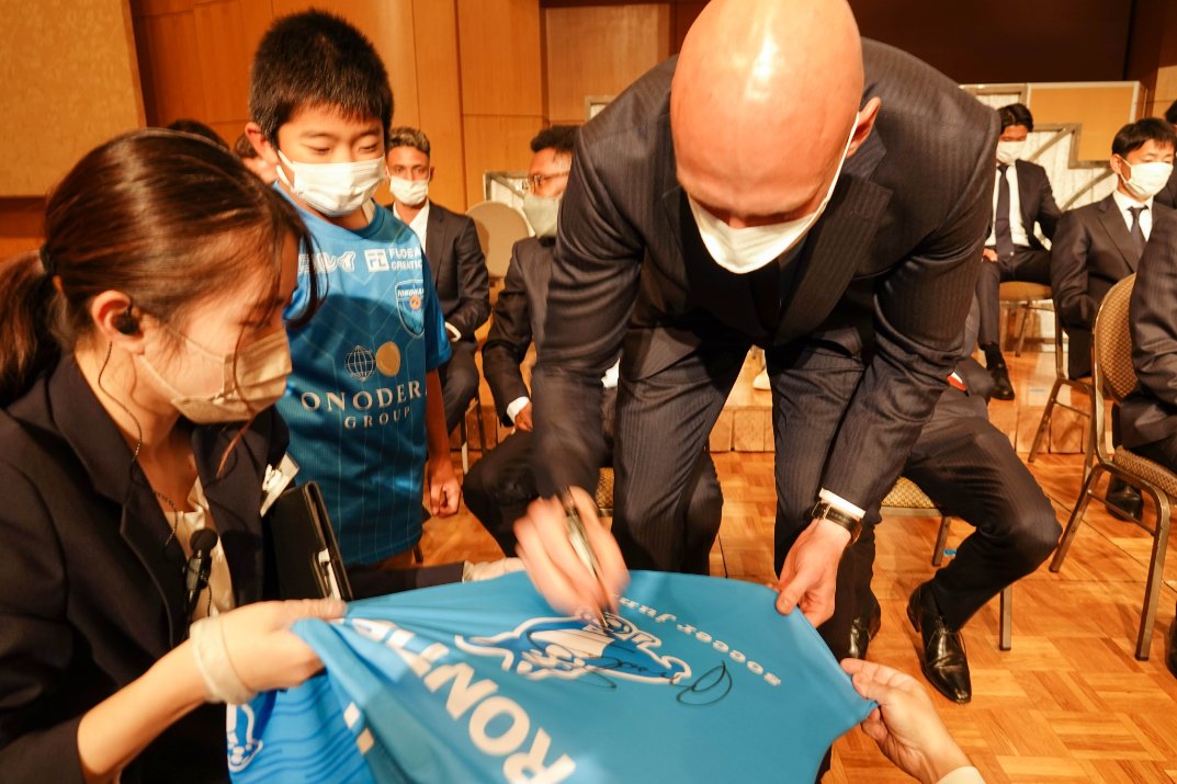 yokohama_fc's tweet photo. フォトレポート📷⑤
#ダブルクラウン 限定イベント👑

#中村拓海 選手 #ブローダーセン 選手 #四方田修平 監督が参加者とじゃんけん大会✊✌✋

拓海選手の陽動作戦で参加者の皆さんを翻弄していました。✨

#yokohamafc 
#横浜FC
#クラブメンバー https://t.co/jAnb6xO3EO