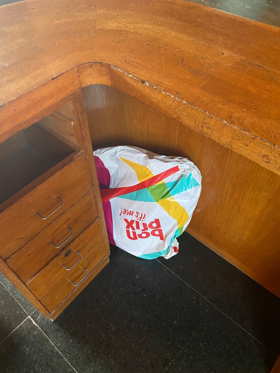 sergiosan7's tweet photo. Señores de @SEUR,@SEUR_responde vuestro servicio deja muchísimo que desear, os parece normal que estando en casa dejéis mi pedido de @bonprixes en el portal con el peligro de robo que conlleva? no me extraña que @mrw_es os haya adelantado por la derecha en calidad y sevicio https://t.co/tQU8yrBQ09