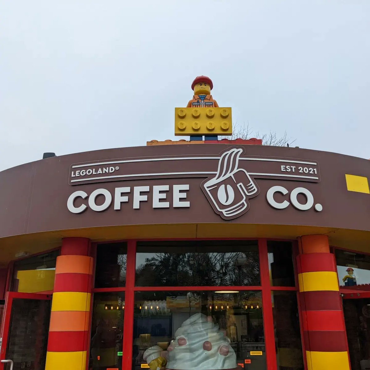 Chief Rick and Traffic Tom had an adventure to <a href="/LEGOLANDWindsor/">LEGOLAND Windsor</a> yesterday thanks to #bluelightday So many Bricks!
#FirstResponders #emergencyservicesday #afol
#legopolice