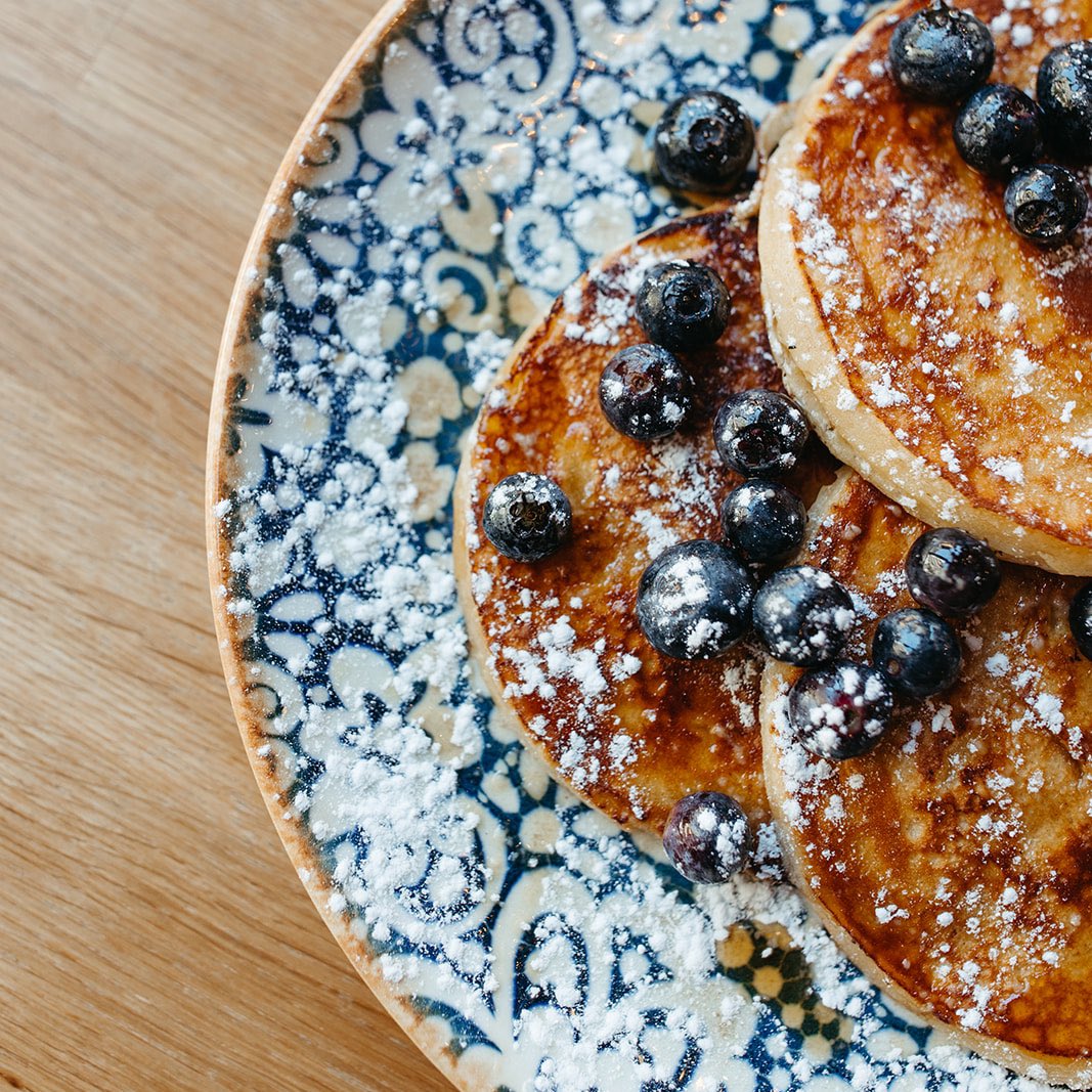 Buenos días☀️qué tal comenzar este #domingo con unos #pancakes bien esponjosos y el mejor #cafédeespecialidad?Acércate a descubrir todo lo que nuestra carta de #desayuno y #brunch te puede ofrecer😉🫶☕️
#CamdenCoffeeRoasters #solobuencafe
#madrid #cafe #eatoutmadrid #comerbien